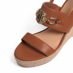 104829201-Sandalia-casual-Tommy-Hilfiger-color-cafe-para-mujer