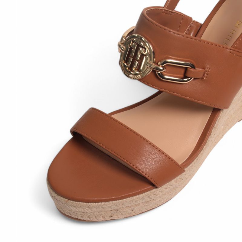 104829201-Sandalia-casual-Tommy-Hilfiger-color-cafe-para-mujer