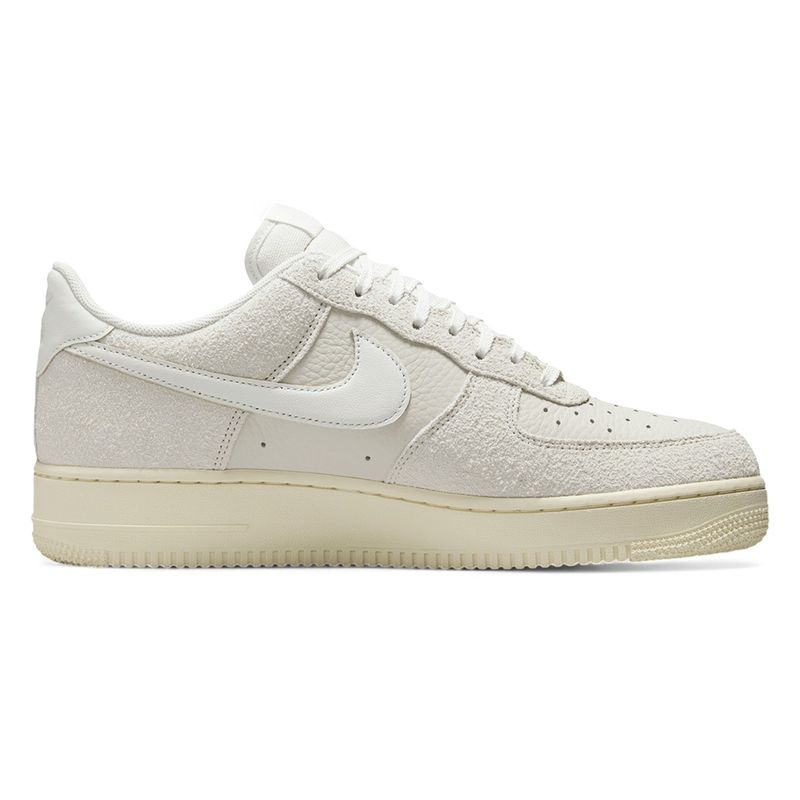 104861799-Calzado-casual-Nike-Air-Force-1-07-Lx--blanco-para-hombre