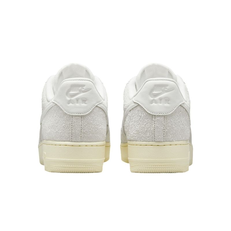 104861799-Calzado-casual-Nike-Air-Force-1-07-Lx--blanco-para-hombre
