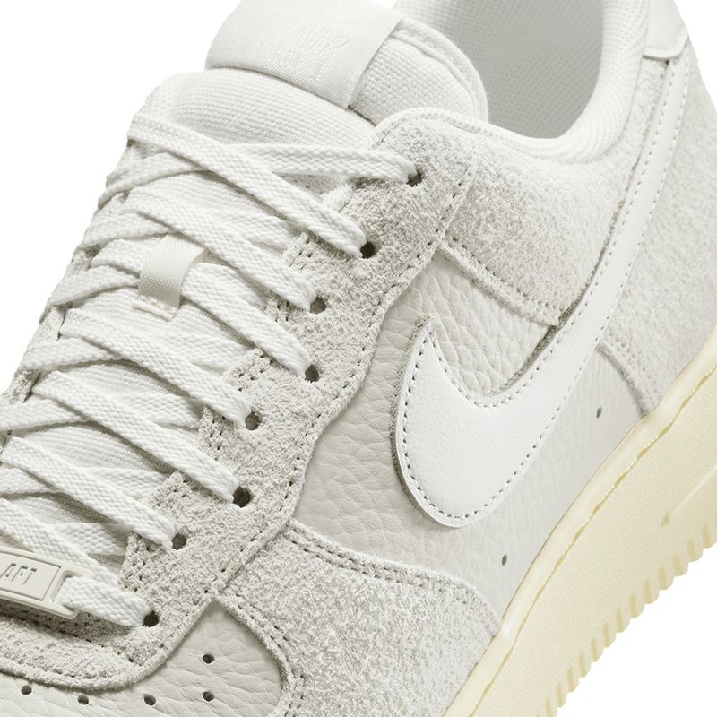 104861799-Calzado-casual-Nike-Air-Force-1-07-Lx--blanco-para-hombre