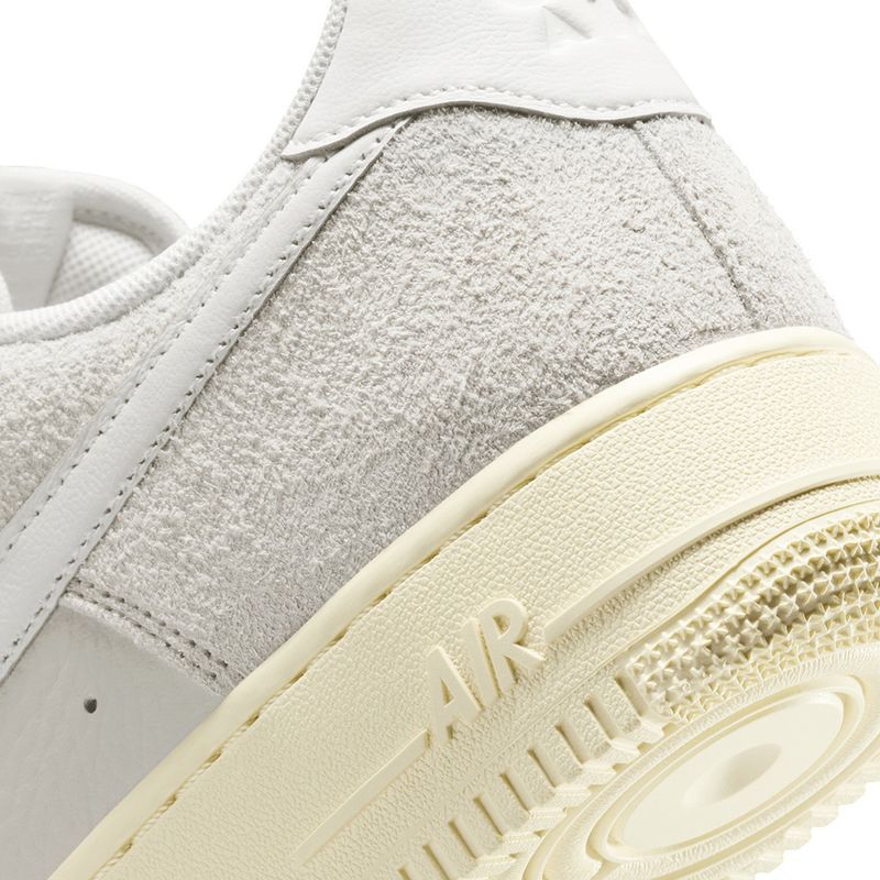 104861799-Calzado-casual-Nike-Air-Force-1-07-Lx--blanco-para-hombre