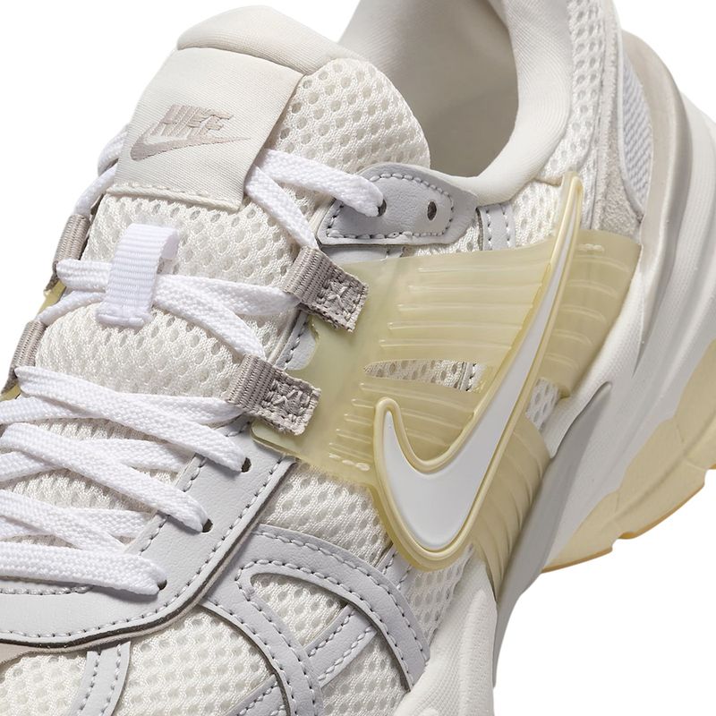 104861194-Zapato-Nike-V2K-Run-deportivo-color-blanco-para-mujer