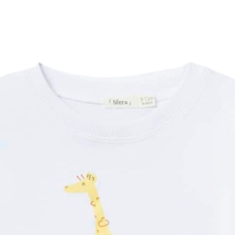 Camiseta-blanca-con-estampado-de-jirafa-para-bebe-niño-104871011