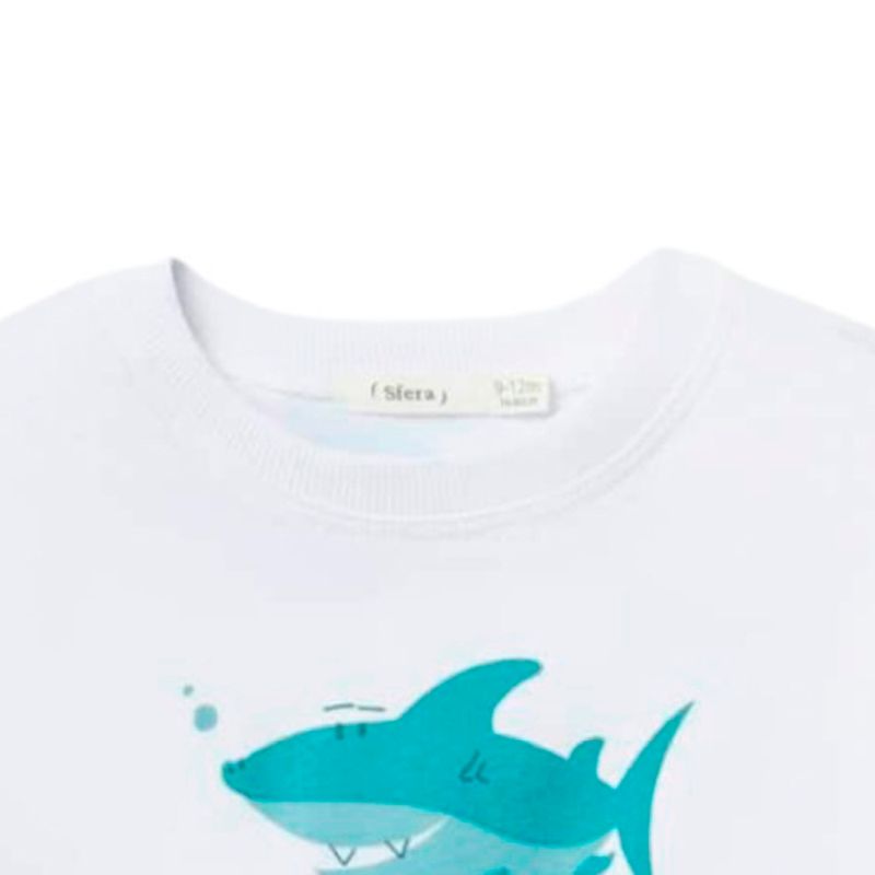 Camiseta-blanca-con-estampado-de-tiburon-para-bebe-niño-104871017