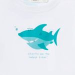 Camiseta-blanca-con-estampado-de-tiburon-para-bebe-niño-104871017