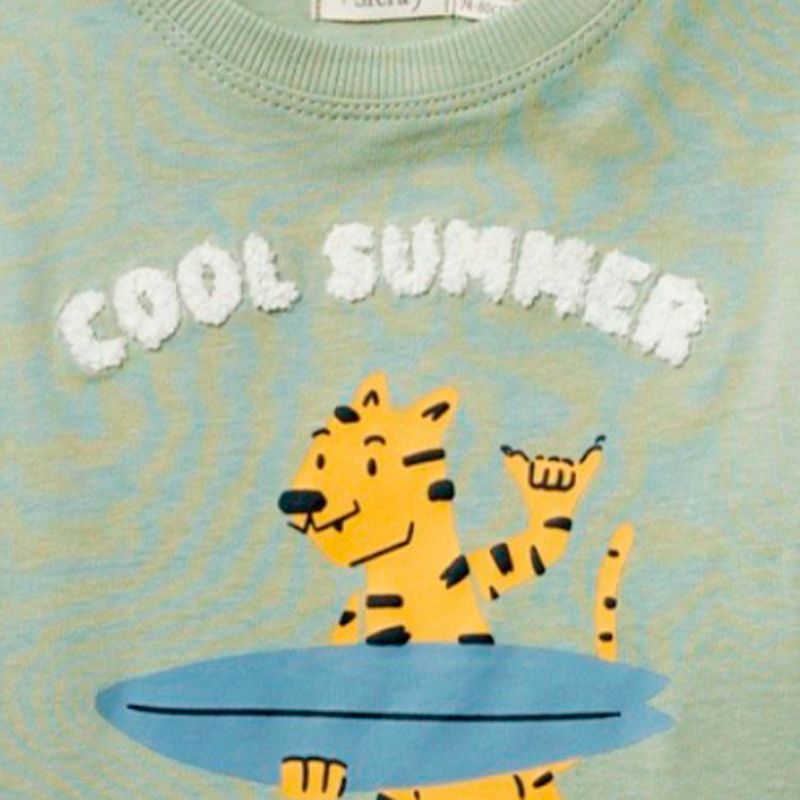 Camiseta-verde-con-estampado-para-bebe-niño-104870981