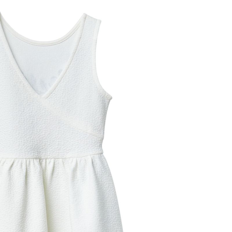 Vestido-blanco-con-estampado-de-flores-para-niña-104872319