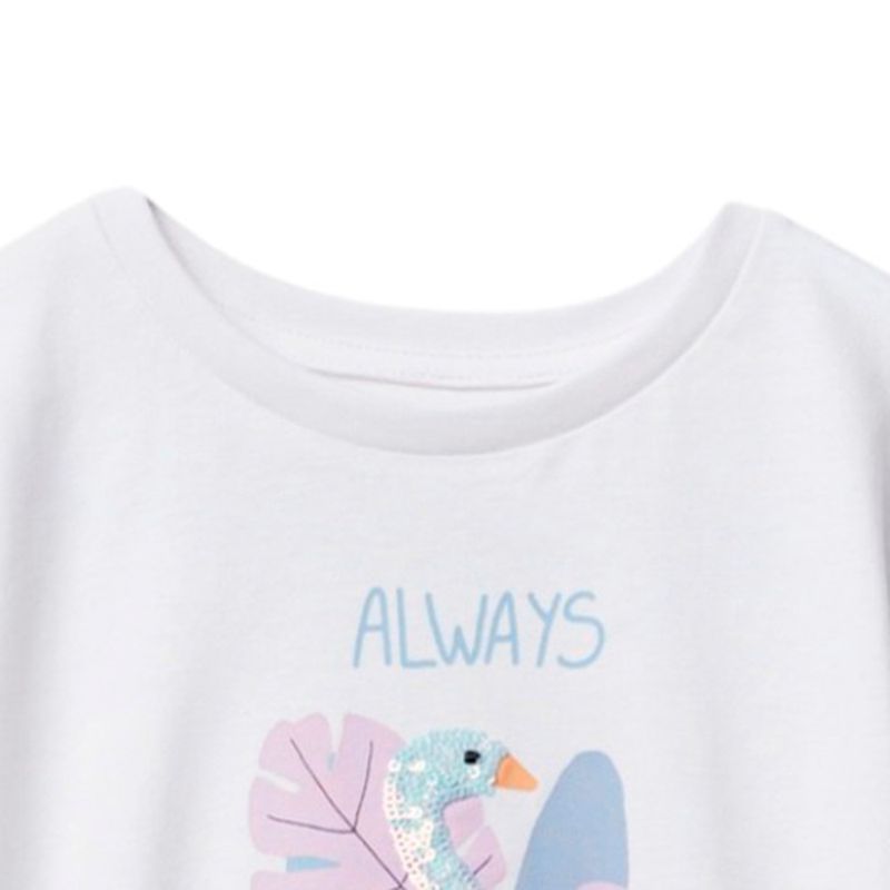 Blusa-blanca-con-estampado-para-niña-104872353