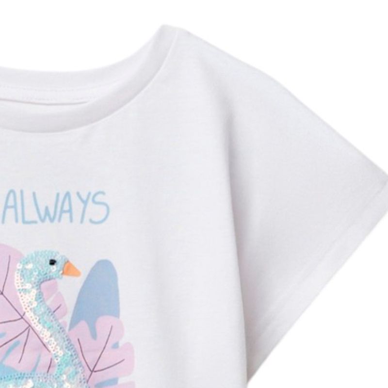 Blusa-blanca-con-estampado-para-niña-104872353