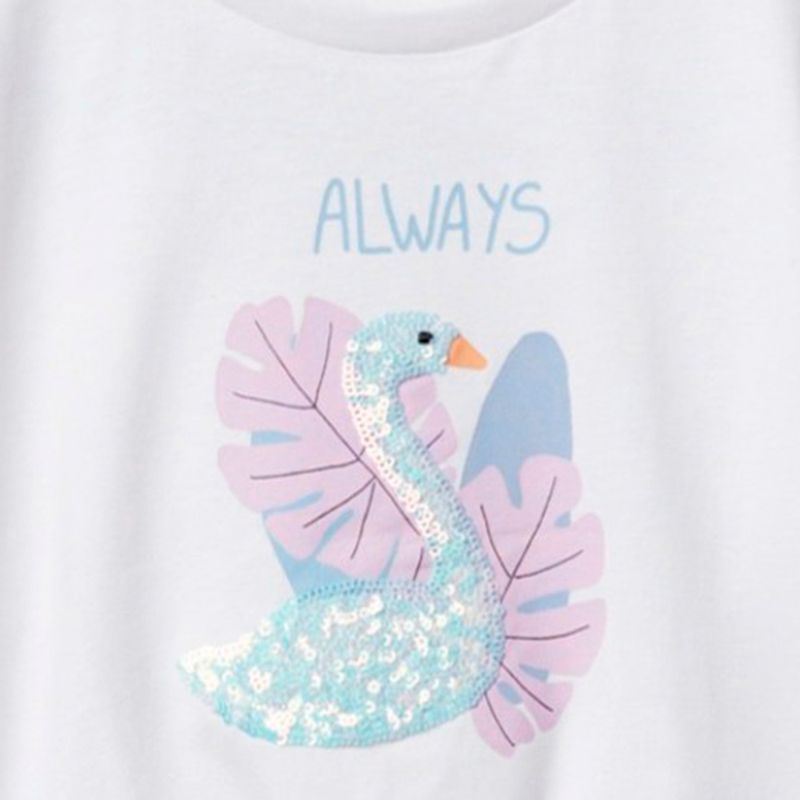Blusa-blanca-con-estampado-para-niña-104872353