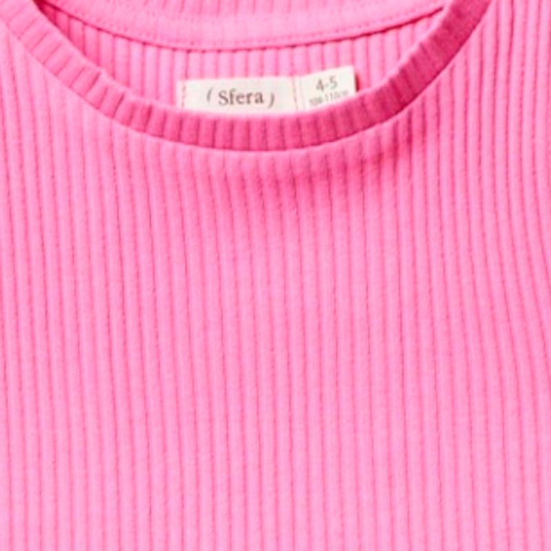 Blusa-rosada-con-acanalado-para-niña-104872402