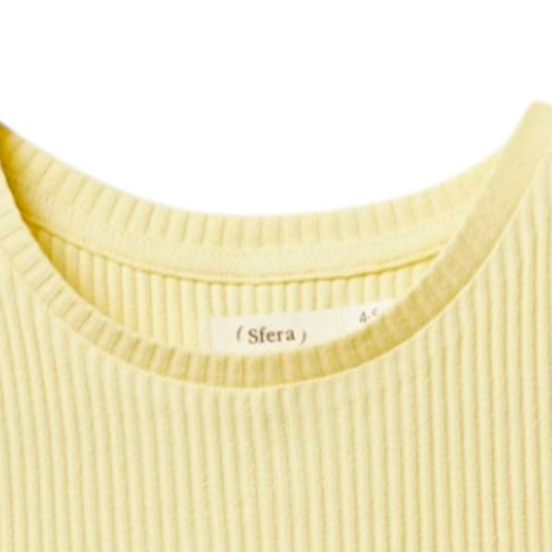Blusa-amarilla-con-acanalado-para-niña-104872406