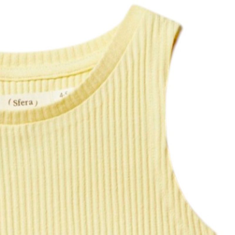 Blusa-amarilla-con-acanalado-para-niña-104872406