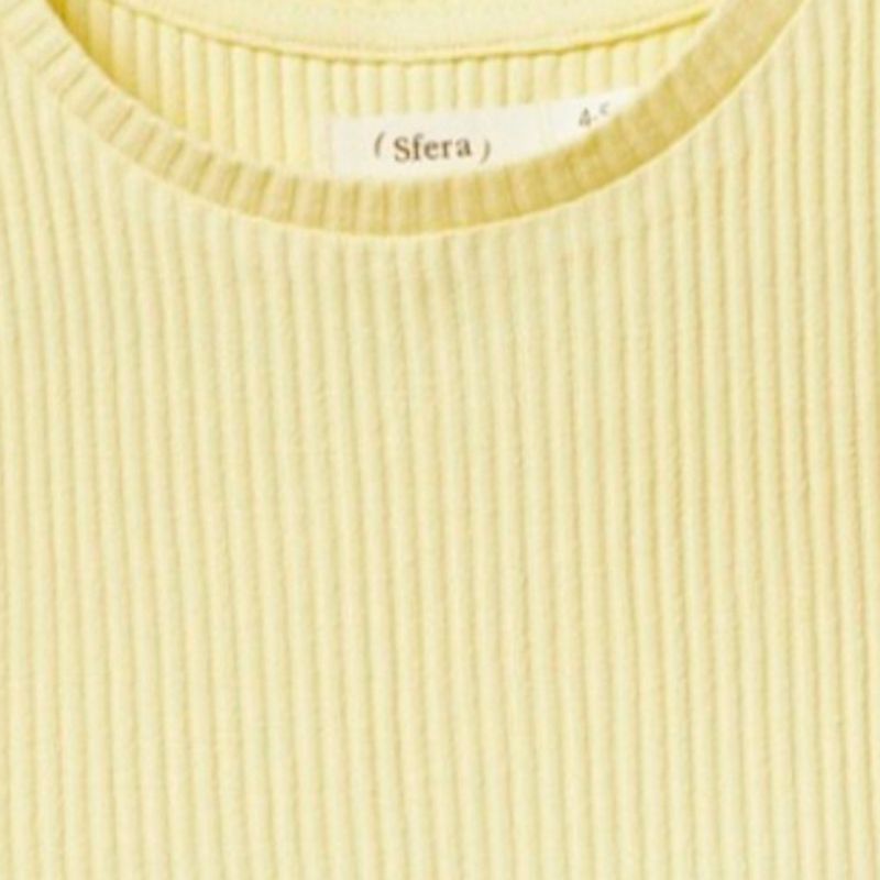 Blusa-amarilla-con-acanalado-para-niña-104872406