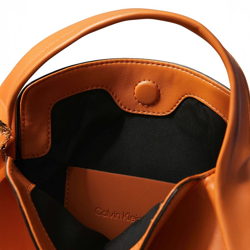 104872663-Cartera-crossbody-Calvin-Klein-color-cafe-para-mujer