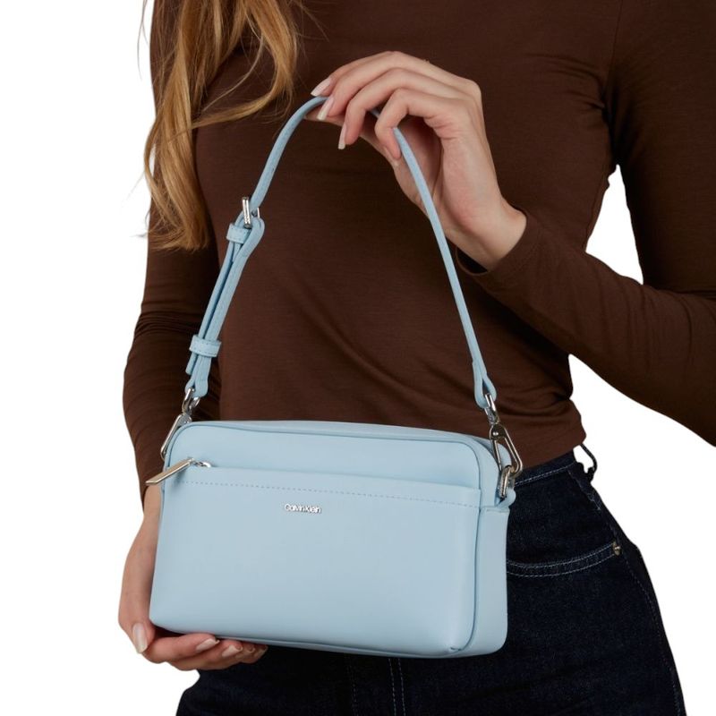 104872670-Cartera-crossbody-Calvin-Klein-Must-color-celeste-para-mujer