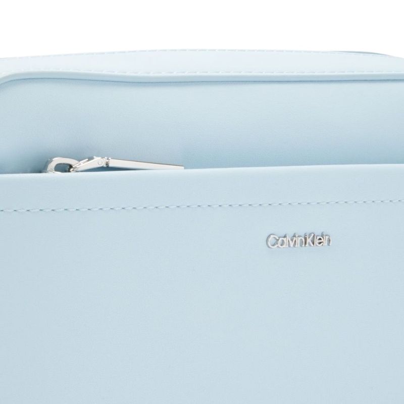 104872670-Cartera-crossbody-Calvin-Klein-Must-color-celeste-para-mujer