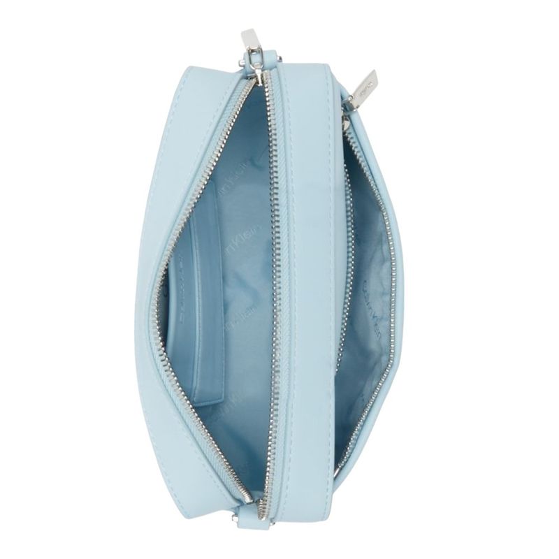 104872670-Cartera-crossbody-Calvin-Klein-Must-color-celeste-para-mujer