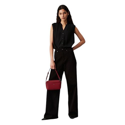 Cartera crossbody Calvin Klein Must color rojo para mujer