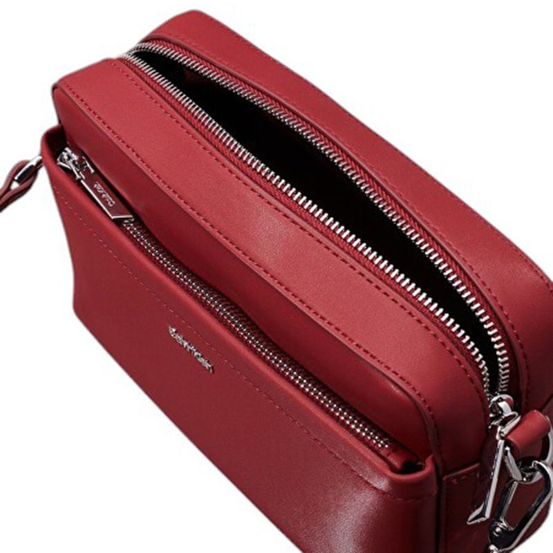 104872673-Cartera-crossbody-Calvin-Klein-Must-color-rojo-para-mujer
