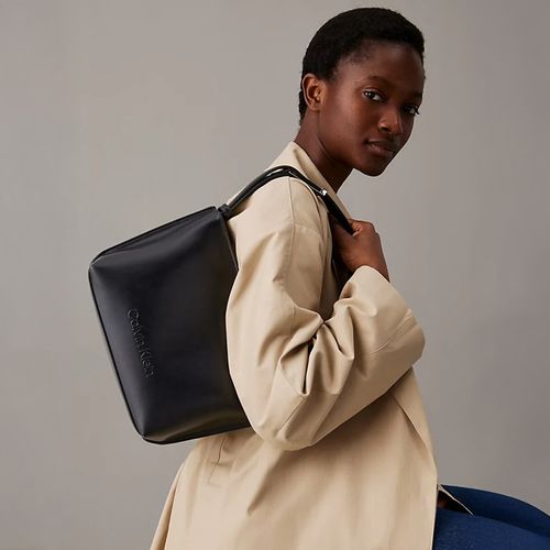 Cartera tote Calvin Klein Embossed color negro para mujer