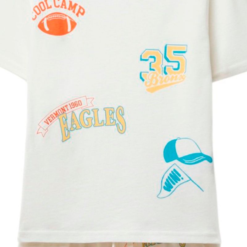 Pijama-de-2-piezas-blancas-con-estampado-para-niño-104874827
