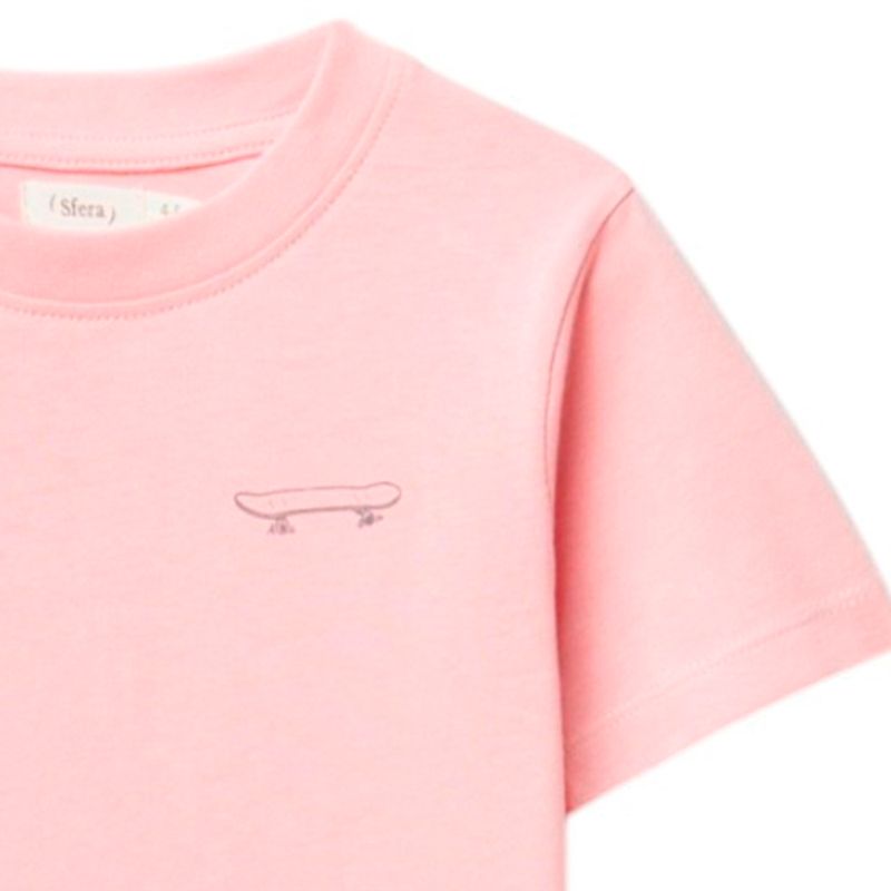 Camiseta-rosada-solido-para-niño-104874886