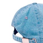 Gorra-celeste-con-bordado-para-niño-104874969