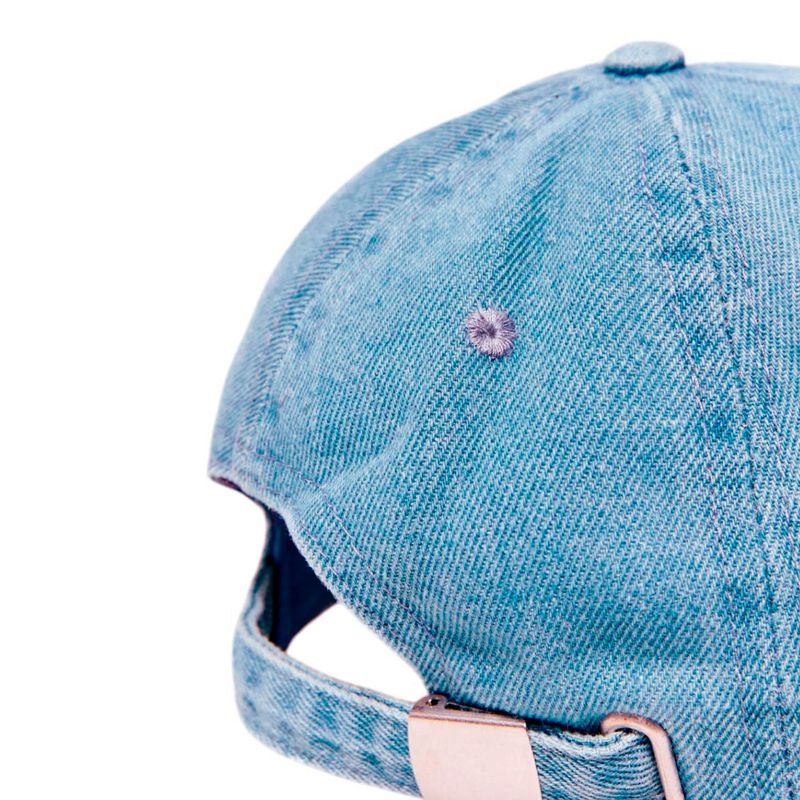 Gorra-celeste-con-bordado-para-niño-104874969