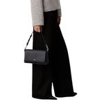 104872682-Cartera-satchel-Calvin-Klein-color-negro-para-mujer