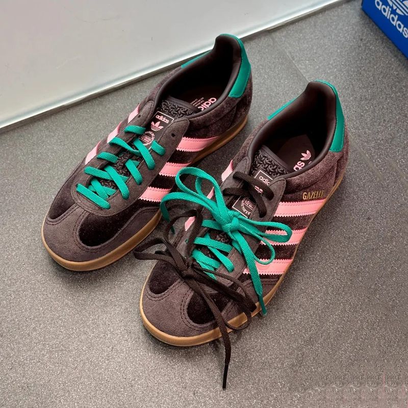 Zapato Adidas Originals Gazelle casual color café para mujer
