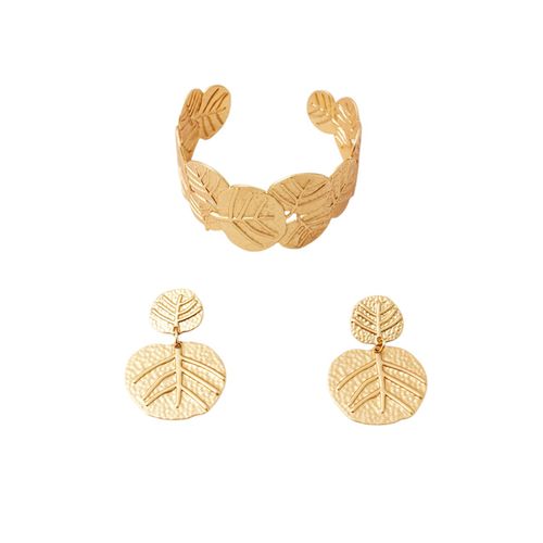 Conjunto de brazalete y aretes dorados para mujer