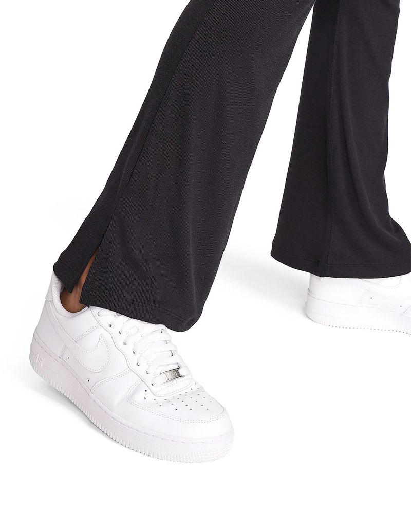104869420-Legging-flare-deportiva-Nike-negro-para-mujer