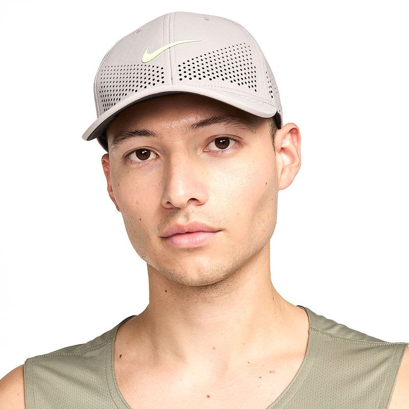 104836634-Gorra-deportiva-Nike-Dri-fit-swoosh-gris-para-hombre