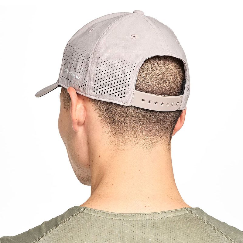 104836634-Gorra-deportiva-Nike-Dri-fit-swoosh-gris-para-hombre