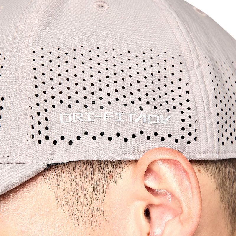 104836634-Gorra-deportiva-Nike-Dri-fit-swoosh-gris-para-hombre