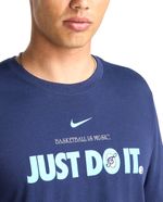 104836663-Camiseta-deportiva-Nike-azul-estampada-para-hombre