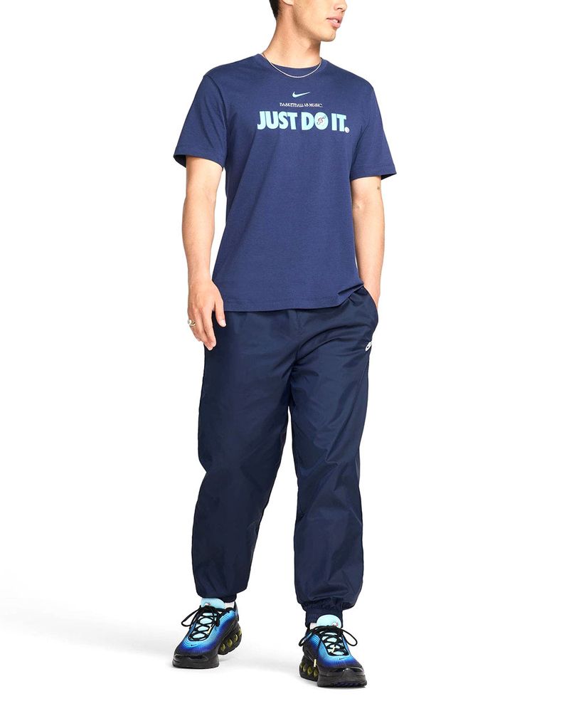104836663-Camiseta-deportiva-Nike-azul-estampada-para-hombre