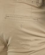 104692949-Pantalon-chino-Unexpected-slim-fit-khaki-solido-para-hombre
