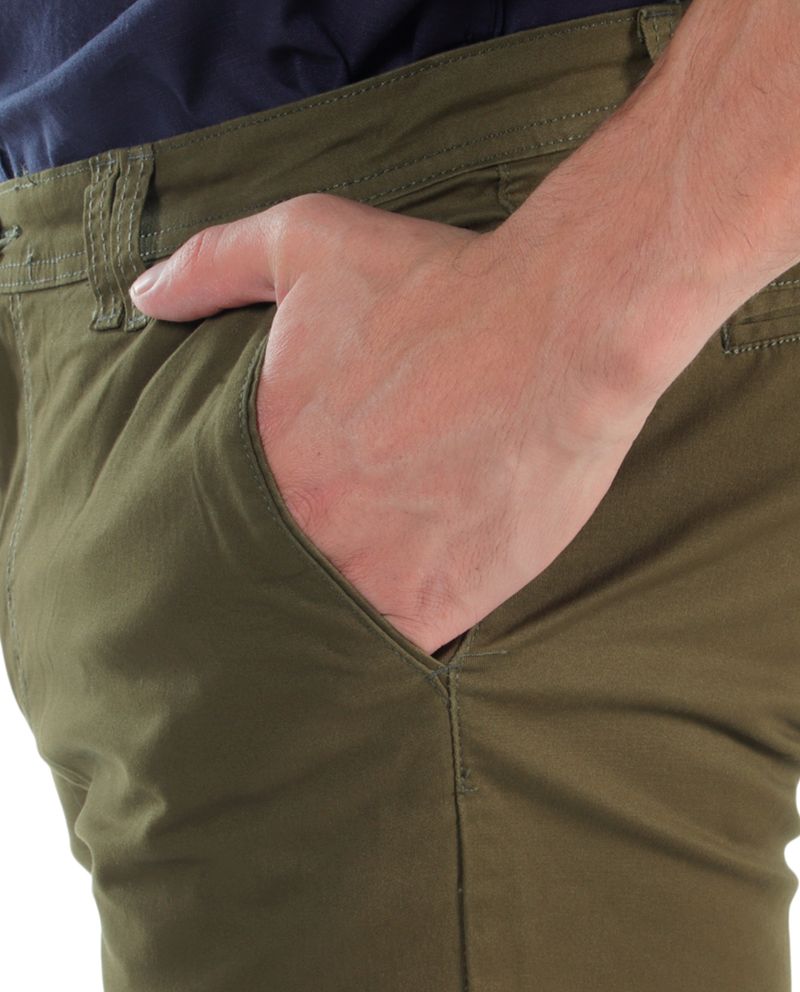 104693066-Short-chino-Unexpected-slim-fit-verde-olivo-solido-para-hombre