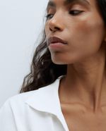 104873546-Blusa-Sfera-estilo-polo-blanca-manga-corta-para-mujer