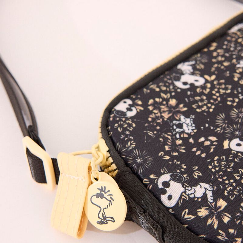 104879441-Funda-para-celular-Women-Secret-estampada