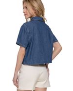 104884010-Blusa-Active-Basic-camisera-denim-manga-corta-para-mujer