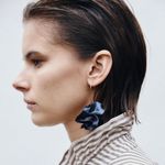 104874040-Aretes-de-petalo-azul-para-mujer