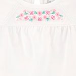 104882813-Blusa-blanca-con-bordado-para-niña