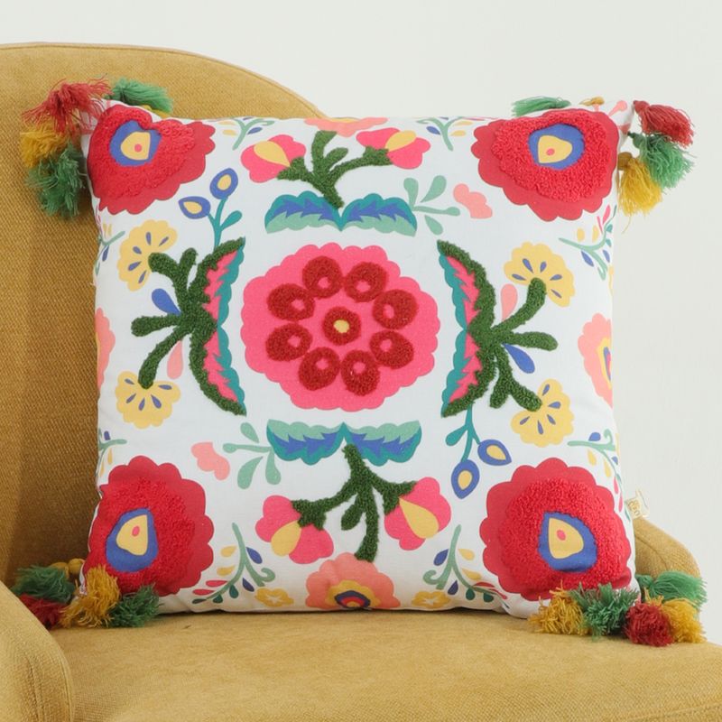 104512679-Cojin-estampado-con-pom-pom-38x38-cm