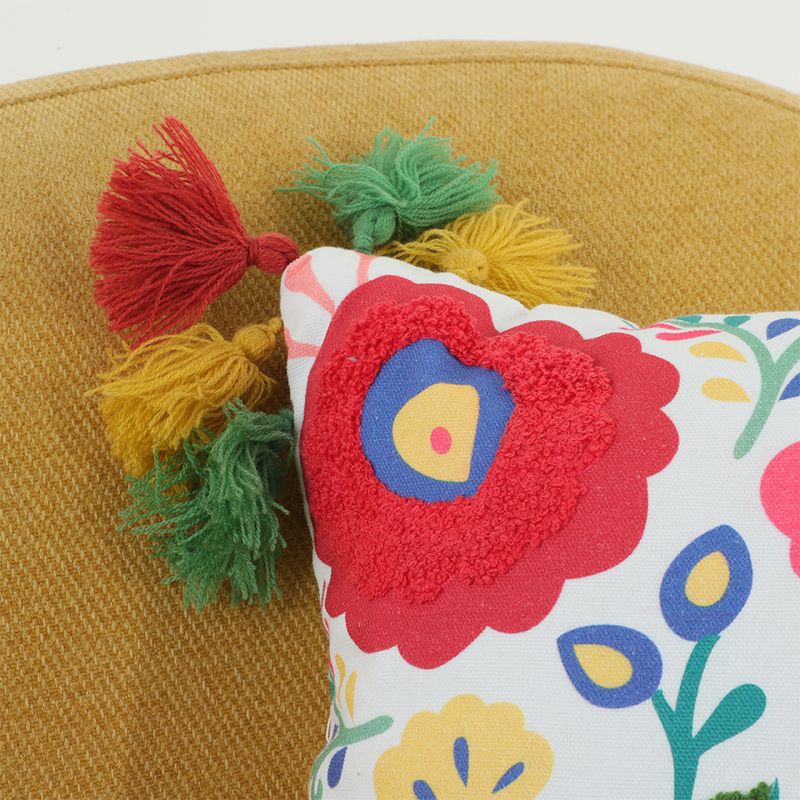 104512679-Cojin-estampado-con-pom-pom-38x38-cm