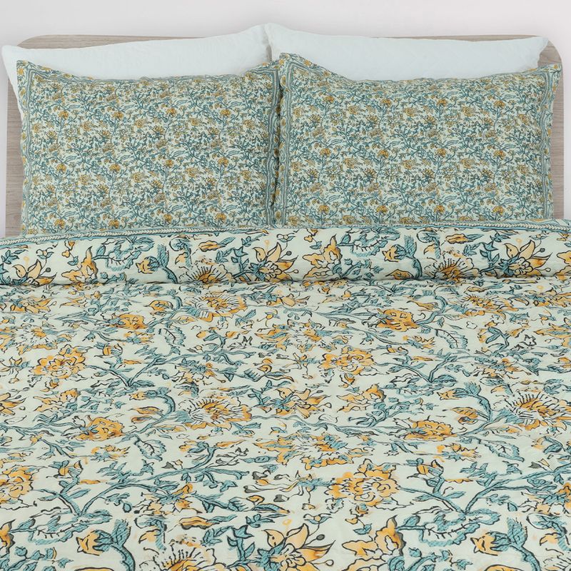 104511705-Cubrecama-diseño-estampado-de-flores-