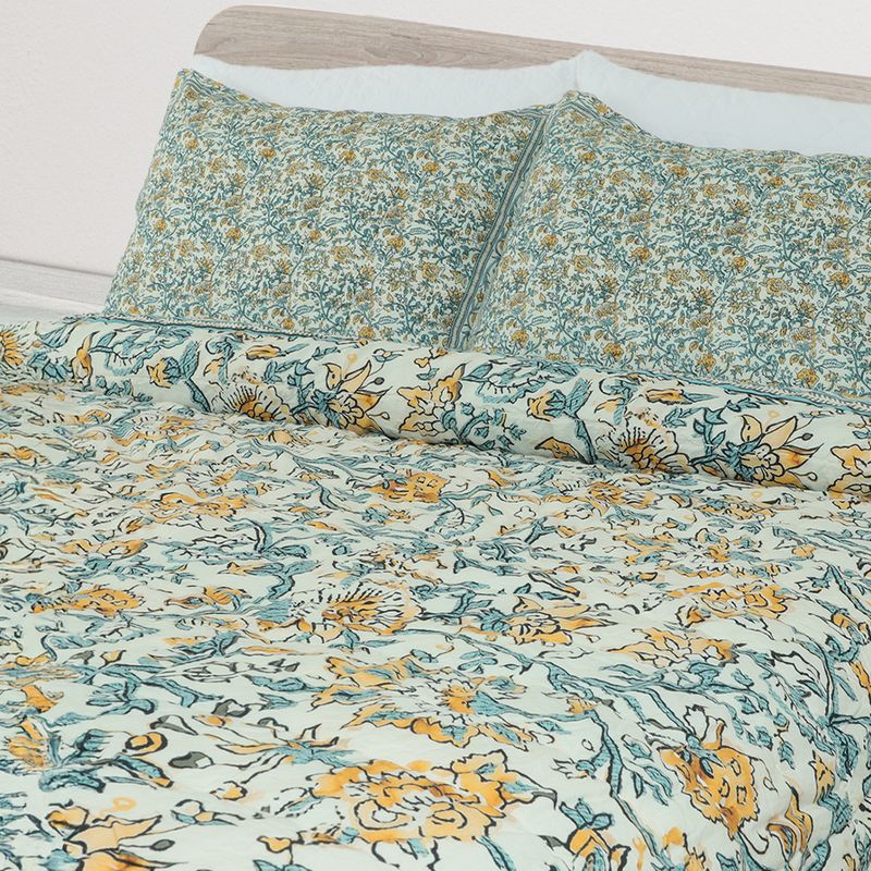 104511705-Cubrecama-diseño-estampado-de-flores-